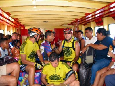 El grupo dentro del bote